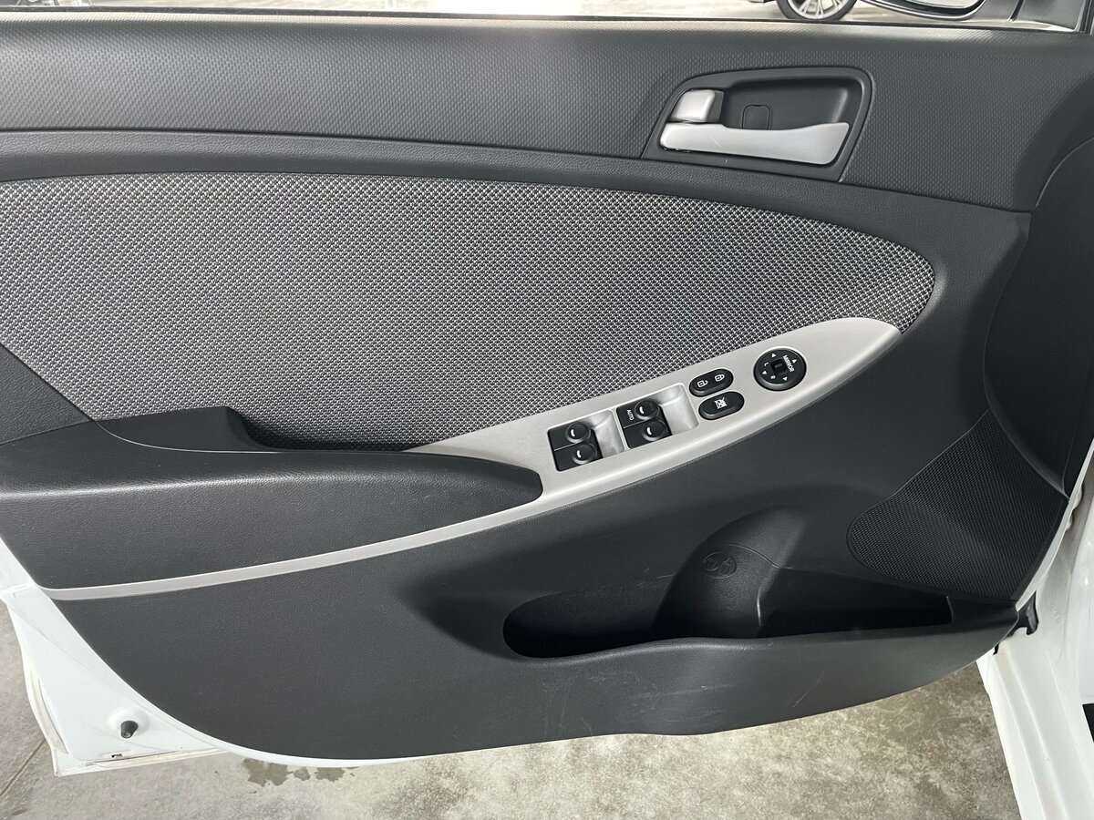 Hyundai Solaris б/у, 2013, Механическая. Фото: #16