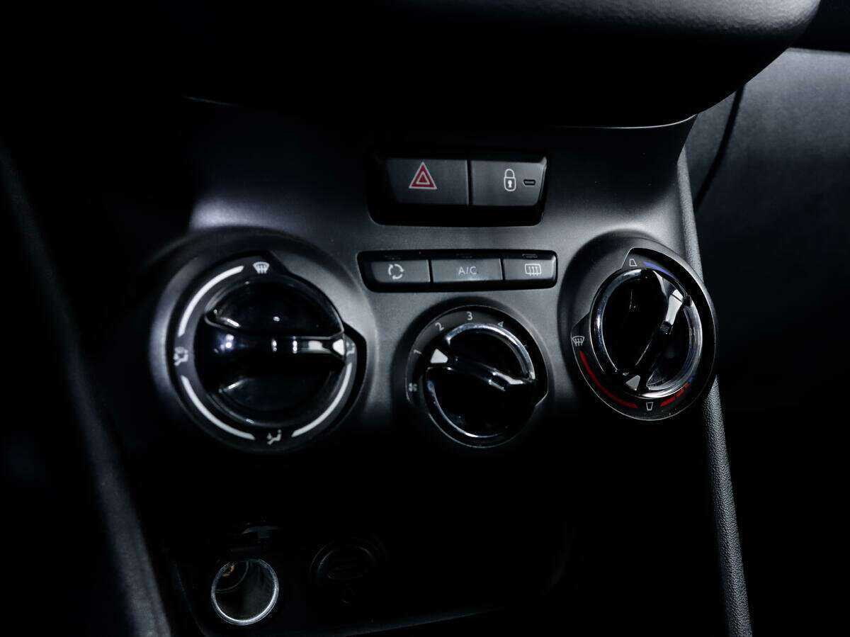 Peugeot 208 б/у, 2013, Автоматическая. Фото: #14