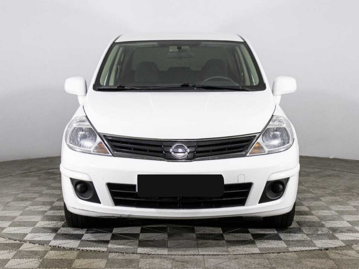 Nissan Tiida б/у, 2013, Механическая. Фото: #1