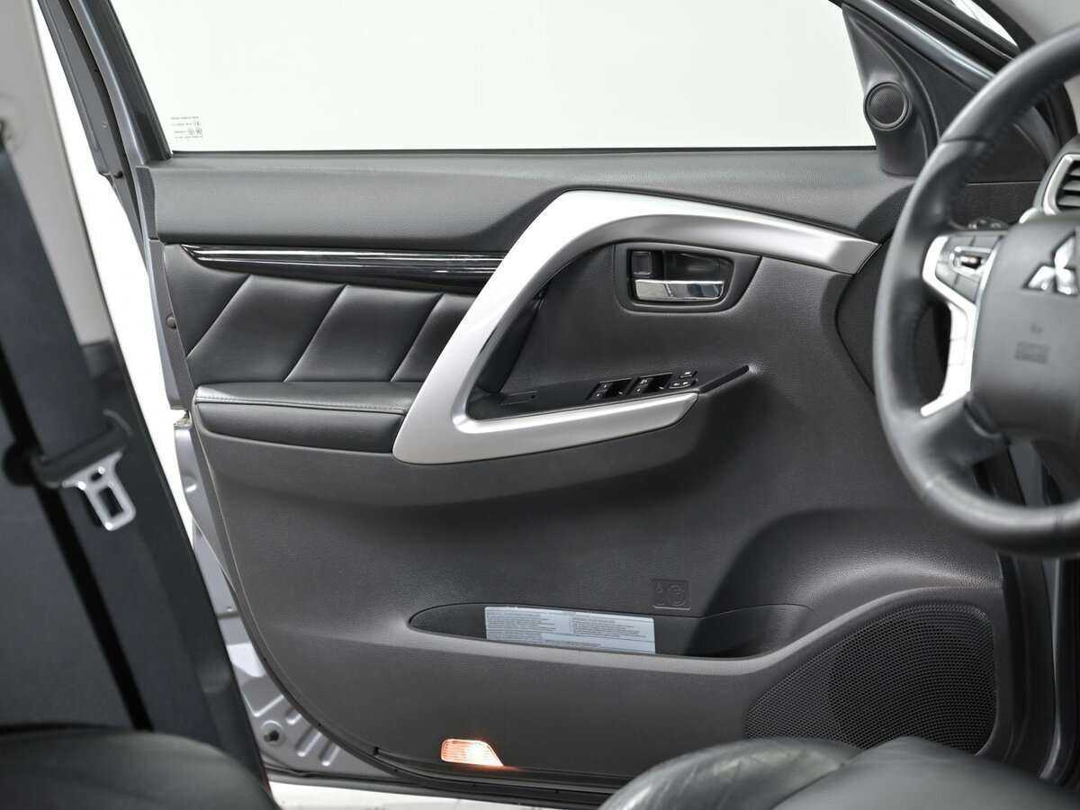 Митсубиши Паджеро Спорт б/у, 2017, Автоматическая. Фото: #9